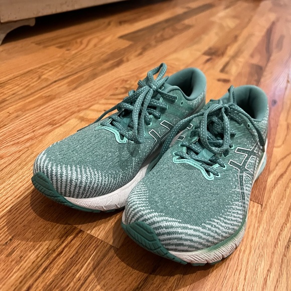 ASICS GT- 2000 10 2a Running Shoes
- worn once - Picture 2 of 6